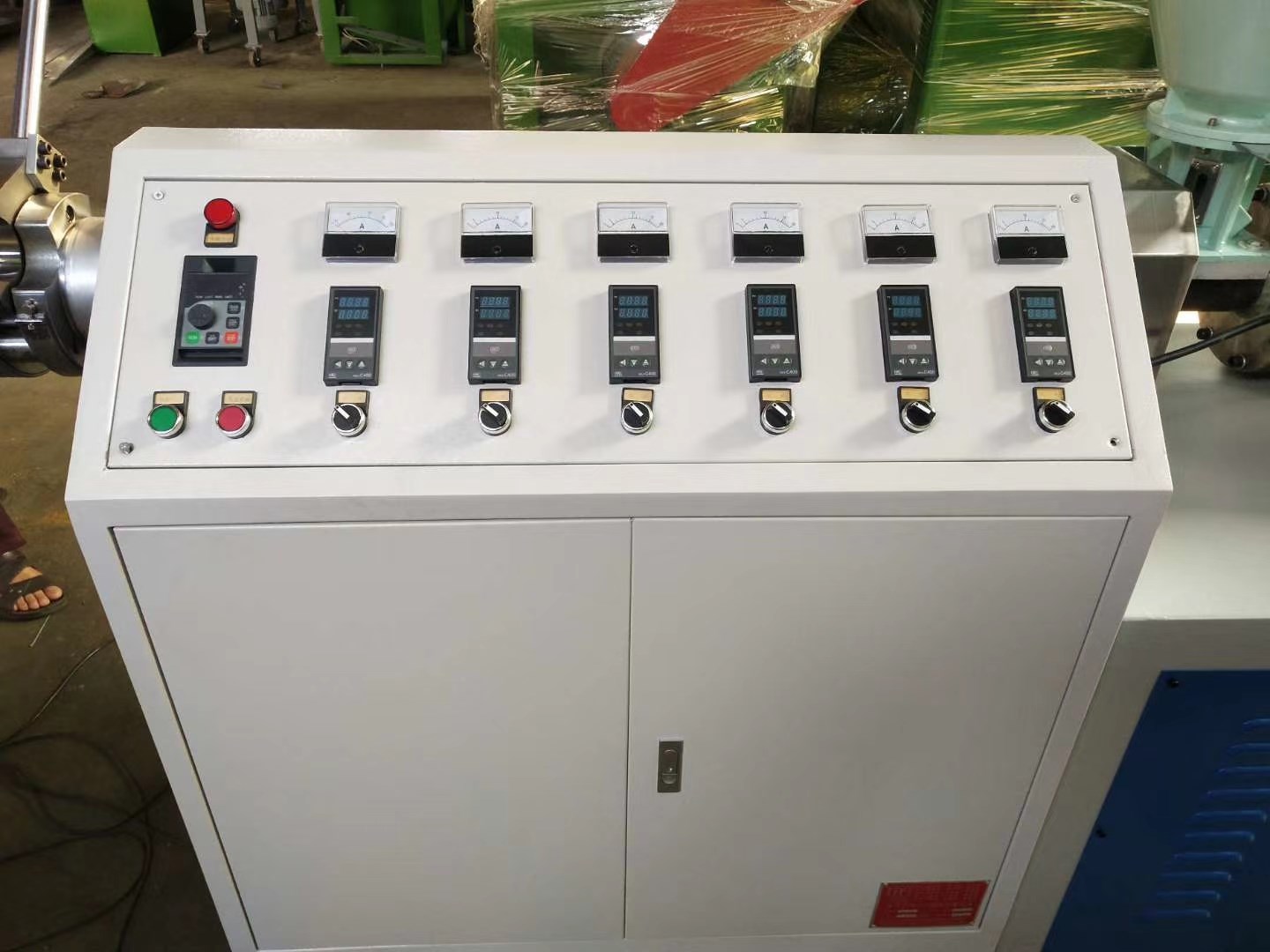 鴻業(yè)興機(jī)械HYRP-65型熔噴機(jī)出貨！(圖3)