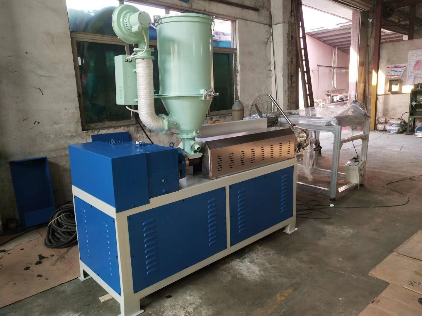 鴻業(yè)興機(jī)械HYRP-65型熔噴機(jī)出貨！(圖1)