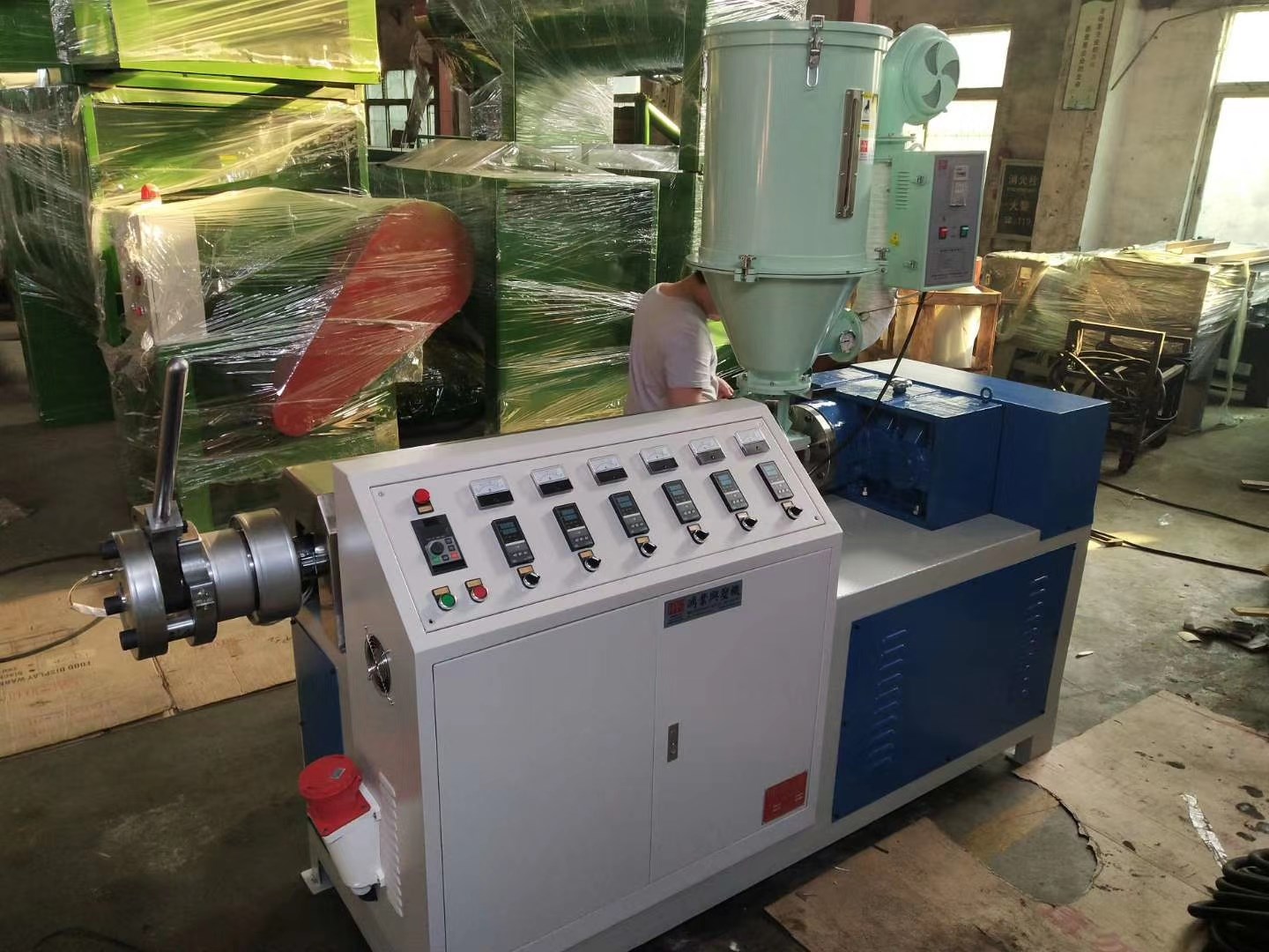 鴻業(yè)興機(jī)械HYRP-65型熔噴機(jī)出貨！(圖2)
